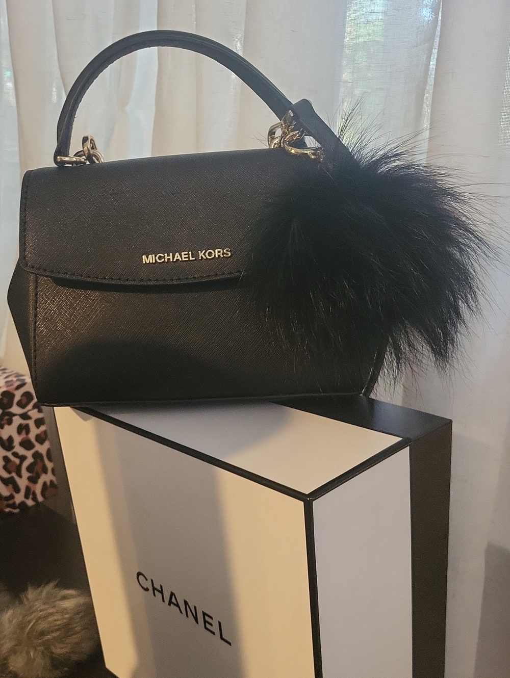Gorgeous Small Black Michael Kors Purse🖤 - Picture 2 of 11
